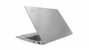 11_thinkpad_e580_hero_rear_facing_left_mineral_silver - Sklep Lenovo Chociaż produkty marki Lenovo cieszą się ogólnie bardzo dobrymi opiniami, to jednak osoby zastanawiające się nad zakupem nowego komputera, a nie posiadające dużej wiedzy w tej tematyce, mogą być nieco skonfundowane