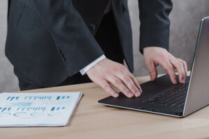 Lenovo ThinkPad P15s w kilku słowach można określić jako zrównoważone technicznie i wytrzymałe urządzenie
