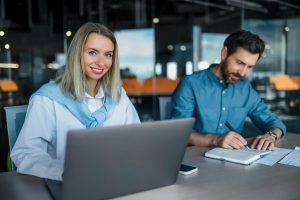 Lenovo ThinkPad T14s Gen 3 to laptop wyposażony w procesor Intel Core i7-1165G7 oraz kartę graficzną Intel Iris Xe Graphics.